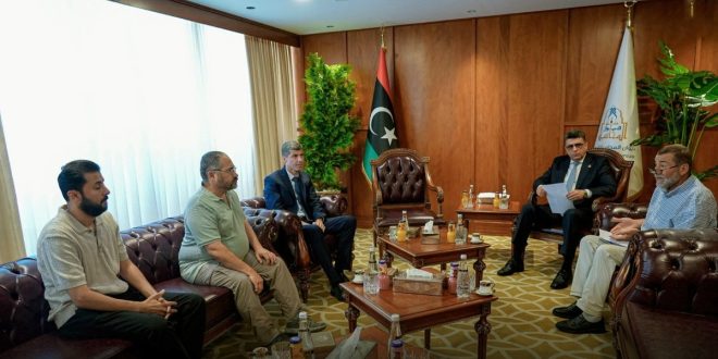 رئيس ديوان المحاسبة خالد شكشك في اجتماع بمكتبه مع المدير الإقليمي لشركة "أونال أكبنار" التركية والإدارات المختصة، لمناقشة استكمال مشروع مستشفى زليتن الطبي، ويظهر في الخلفية علم ليبيا وشعار الديوان