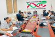 اجتماع مسؤولين ومندوبين حول طاولة مؤتمرات طويلة في مقر المركز الليبي لبحوث التقنيات الحيوية، ويظهر في الخلفية شعار المركز باللغتين العربية والإنجليزية (Biotechnology Research Center