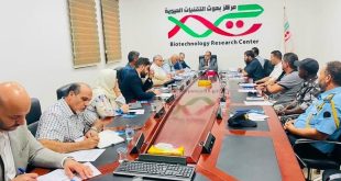 اجتماع مسؤولين ومندوبين حول طاولة مؤتمرات طويلة في مقر المركز الليبي لبحوث التقنيات الحيوية، ويظهر في الخلفية شعار المركز باللغتين العربية والإنجليزية (Biotechnology Research Center