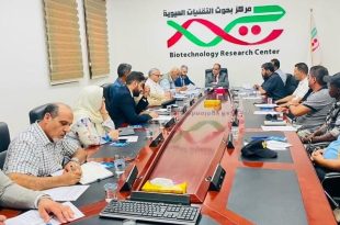 اجتماع مسؤولين ومندوبين حول طاولة مؤتمرات طويلة في مقر المركز الليبي لبحوث التقنيات الحيوية، ويظهر في الخلفية شعار المركز باللغتين العربية والإنجليزية (Biotechnology Research Center