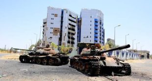 ​دبابات مدمرة في شوارع السودان جراء النزاع بين الجيش والدعم السريع.