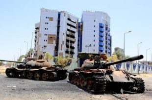 ​دبابات مدمرة في شوارع السودان جراء النزاع بين الجيش والدعم السريع.