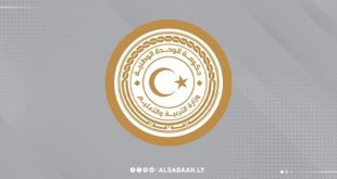 ​شعار دائري باللون الذهبي والأبيض لوزارة التربية والتعليم - حكومة الوحدة الوطنية الليبية، يتوسط خلفية رمادية اللون،