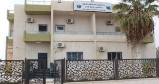 واجهة مبنى مستشفى تاورغاء العام في ليبيا، ويظهر فوقه لافتة وزارة الصحة بحكومة الوحدة الوطنية لمقر العيادات التخصصية وخدمات الكلى.
