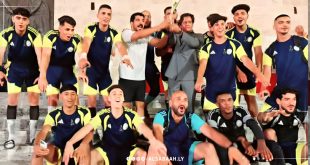 صورة جماعية للاعبي وأعضاء بعثة منتخب الجامعات الليبية لكرة اليد وهم يحتفلون ويرفعون الكأس بعد تحقيقهم المركز الثاني في بطولة تيرامو الدولية بإيطاليا.