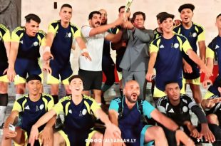 صورة جماعية للاعبي وأعضاء بعثة منتخب الجامعات الليبية لكرة اليد وهم يحتفلون ويرفعون الكأس بعد تحقيقهم المركز الثاني في بطولة تيرامو الدولية بإيطاليا.