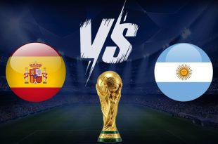 تصميم لمباراة نهائي كأس العالم 2026 يجمع بين علمي إسبانيا والأرجنتين يتوسطهما مجسم كأس العالم مع شعار "VS" وخلفية لملعب كرة قدم.