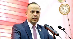 وزير التربية والتعليم محمد القريو يلقي كلمة من على منصة مزودة بميكروفونات خلال فعالية رسمية، ويظهر شعار وزارة التربية والتعليم في أعلى الصورة.