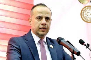 وزير التربية والتعليم محمد القريو يلقي كلمة من على منصة مزودة بميكروفونات خلال فعالية رسمية، ويظهر شعار وزارة التربية والتعليم في أعلى الصورة.