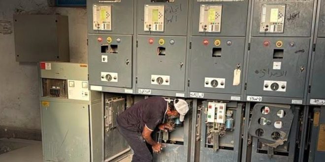 فني يجري أعمال صيانة داخل إحدى محطات توزيع الكهرباء ضمن جهود الشركة العامة للكهرباء للحفاظ على استقرار الشبكة الكهربائية.