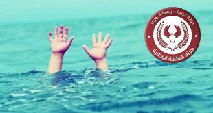 صورة إخبارية من "الصباح" تُظهر يدين مرفوعتين فوق مياه البحر المضطربة، مع شعار هيئة السلامة الوطنية الليبية، للتعبير عن حادثة غرق مأساوية وقعت على الساحل الليبي.