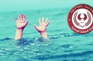 صورة إخبارية من "الصباح" تُظهر يدين مرفوعتين فوق مياه البحر المضطربة، مع شعار هيئة السلامة الوطنية الليبية، للتعبير عن حادثة غرق مأساوية وقعت على الساحل الليبي.