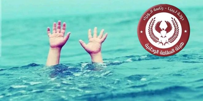 صورة إخبارية من "الصباح" تُظهر يدين مرفوعتين فوق مياه البحر المضطربة، مع شعار هيئة السلامة الوطنية الليبية، للتعبير عن حادثة غرق مأساوية وقعت على الساحل الليبي.