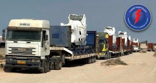 ​شاحنات نقل ثقيلة محملة بشحنة من المحولات الكهربائية الجديدة للشركة العامة للكهرباء في ميناء مصراتة.
