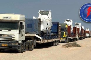 ​شاحنات نقل ثقيلة محملة بشحنة من المحولات الكهربائية الجديدة للشركة العامة للكهرباء في ميناء مصراتة.