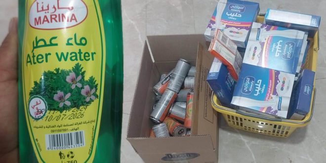 ​صورة توثق عدداً من السلع والمواد الغذائية تشمل زجاجة ماء عطر وعلب حليب مجفف وعبوات أخرى تم ضبطها خلال حملة رقابية صحية ببلدية إدري الشاطئ.