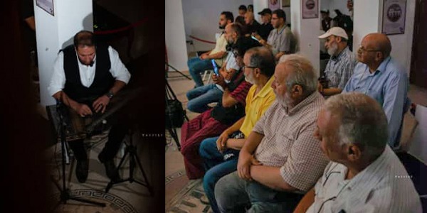 ​الفنان علي فالح يعزف على آلة القانون وسط حضور تفاعلي في أولى أمسيات برنامج «ليالي الساقية» الثقافي بمدينة درنة.