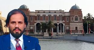 ​صورة تعبيرية لعضو لجنة السياسة النقدية بمصرف ليبيا المركزي الدكتور أيوب محمد الفارسي أمام مبنى مصرف ليبيا المركزي، في إطار تقرير حول خطة المصرف لمعالجة أزمة السيولة عبر الطباعة والدفع الإلكتروني لعام 2026.