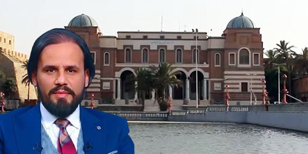 ​صورة تعبيرية لعضو لجنة السياسة النقدية بمصرف ليبيا المركزي الدكتور أيوب محمد الفارسي أمام مبنى مصرف ليبيا المركزي، في إطار تقرير حول خطة المصرف لمعالجة أزمة السيولة عبر الطباعة والدفع الإلكتروني لعام 2026.