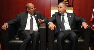 الطاهر الباعور يتحدث مع محمود علي يوسف رئيس مفوضية الاتحاد الإفريقي خلال اجتماع رسمي في أديس أبابا.