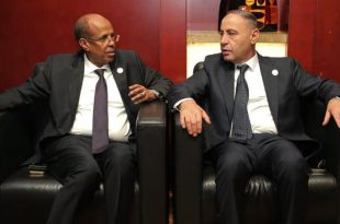 الطاهر الباعور يتحدث مع محمود علي يوسف رئيس مفوضية الاتحاد الإفريقي خلال اجتماع رسمي في أديس أبابا.