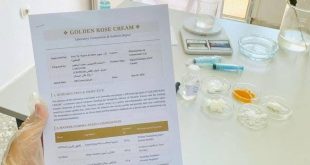 صورة لتقرير مخبري بعنوان 'GOLDEN ROSE CREAM' تم إعداده في قسم التقنية الصيدلانية بكلية العلوم والتقنيات الطبية، تظهر فيه أسماء الطالبات والمشرفة وتفاصيل المكونات الطبية للكريم، وفي الخلفية أدوات معملية ومواد التحضير مثل الكركم وزيت الورد فوق طاولة المختبر، مع وجود شعار منصة الصباح في الأسفل