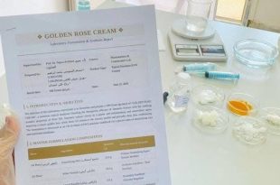 صورة لتقرير مخبري بعنوان 'GOLDEN ROSE CREAM' تم إعداده في قسم التقنية الصيدلانية بكلية العلوم والتقنيات الطبية، تظهر فيه أسماء الطالبات والمشرفة وتفاصيل المكونات الطبية للكريم، وفي الخلفية أدوات معملية ومواد التحضير مثل الكركم وزيت الورد فوق طاولة المختبر، مع وجود شعار منصة الصباح في الأسفل