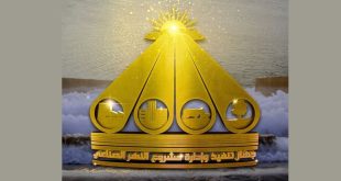 ​شعار جهاز تنفيذ وإدارة مشروع النهر الصناعي باللون الذهبي يظهر في منتصف الصورة، مع خلفية زرقاء مائية تبرز تدفق المياه الجارية