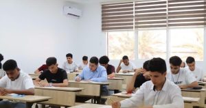 طلاب يؤدون امتحانات إتمام شهادة التعليم الثانوي