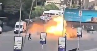 كرة نار ودخان يتصاعدان في أحد شوارع العاصمة السورية دمشق عقب انفجار في محيط جسر فكتوريا، بالتزامن مع زيارة الرئيس الفرنسي إيمانويل ماكرون إلى سوريا.