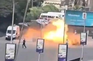 كرة نار ودخان يتصاعدان في أحد شوارع العاصمة السورية دمشق عقب انفجار في محيط جسر فكتوريا، بالتزامن مع زيارة الرئيس الفرنسي إيمانويل ماكرون إلى سوريا.
