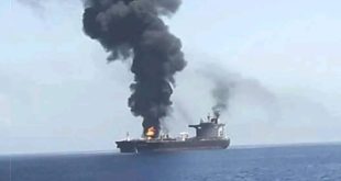 ناقلة نفط أو غاز تشتعل فيها النيران ويتصاعد منها دخان أسود كثيف في عرض البحر.