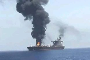 ناقلة نفط أو غاز تشتعل فيها النيران ويتصاعد منها دخان أسود كثيف في عرض البحر.