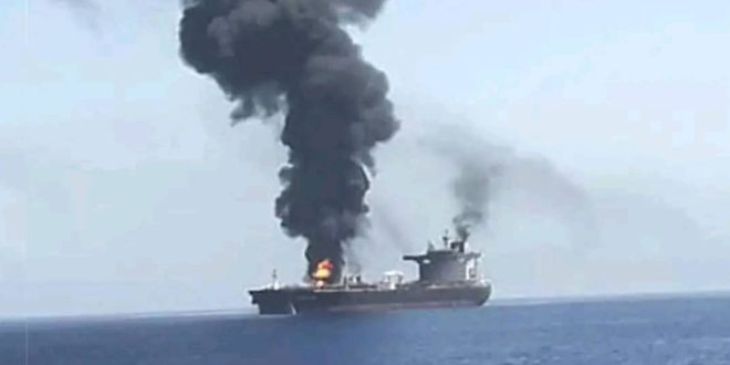 ناقلة نفط أو غاز تشتعل فيها النيران ويتصاعد منها دخان أسود كثيف في عرض البحر.