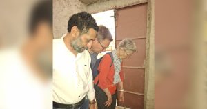اسماعيل دخيل مدير مراقبة أثار شحات مع اعضاء الفريق الفرنسي