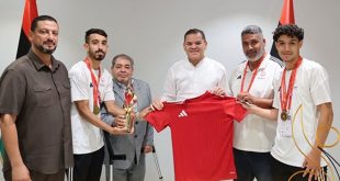 رئيس حكومة الوحدة الوطنية عبدالحميد الدبيبة ووزير الرياضة فؤاد برغش يكرمون أبطال منتخب ليبيا لكرة القدم الموحدة الحائزين على كأس العالم بباريس.