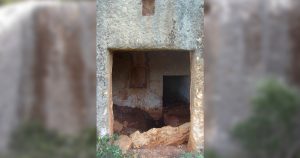 مدخل حجرة جنائزية منحوتة داخل الصخور في موقع معطن العقلة الأثري، يظهر التصميم الداخلي البسيط للمقبرة.