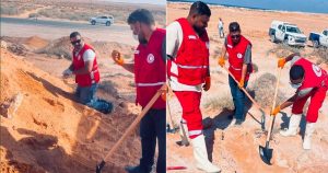 أنتشال 11 رفات في بن جواد مصدر الصورة الهلال الاحمر فرع اجدابيا