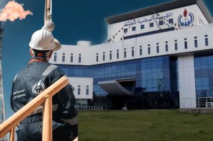 تصميم مركب يجمع بين مبنى المؤسسة الوطنية للنفط في ليبيا ومهندس يرتدي خوذة السلامة ينظر إلى شعلة حقل نفطي.