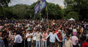الهند، احتجاجات، مظاهرات، أزمة التعليم، امتحانات القبول الطبي، NEET، تسريب الامتحانات، الطلاب، حكومة مودي، حزب شعب الصراصير، الشباب الهندي، العدالة التعليمية. آلاف المحتجين يتجمعون في أحد شوارع الهند خلال مظاهرة احتجاجية على أزمة امتحانات القبول الطبي، رافعين الأعلام وسط مطالب بالتحقيق في مزاعم تسريب الامتحانات ومحاسبة المسؤولين.