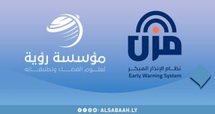 "الجميل" تسجل أعلى حرارة في موجة الصيف سجَّلت مدينة الجميل، اليوم الخميس 23 يوليو 2026، أعلى درجة حرارة مُعلنة منذ بداية موجة الحر الحالية، بعدما تجاوزت الحرارة عند الساعة الثالثة مساءً حاجز "48" درجة مئوية، في مؤشر على استمرار تأثير الكتلة الهوائية الساخنة التي تضرب أجزاء واسعة من البلاد خلال الأيام الأخيرة.. وأوضحت مؤسسة "رؤية لعلوم الفضاء وتطبيقاته"، في منشور على صفحتها الرسمية، أنمحطة الرصد التابعة للمؤسسة بمدينة الجميل، والمركبة حديثاً ضمن مشروع "مزن"، سجلت درجة حرارة بلغت "48.2" درجة مئوية عند تمام الساعة الثالثة عصراً، لتكون أعلى قراءة تُسجل خلال هذه الموجة على مستوى "70" محطة رصد حديثة منتشرة في مختلف أنحاء ليبيا ضمن المشروع.. ويُعد مشروع "مزن" أحد المبادرات الهادفة إلى تطوير شبكة الرصد الجوي في ليبيا، من خلال توفير بيانات آنية ودقيقة تسهم في تحسين التنبؤات الجوية ومتابعة الظواهر المناخية، ولا سيما موجات الحر والاضطرابات الجوية التي تشهدها البلاد خلال فصل الصيف.. وتأتي هذه القراءة المرتفعة بالتزامن مع استمرار الأجواء شديدة الحرارة على عدد من المناطق، وسط دعوات إلى الالتزام بالإرشادات الوقائية، وتجنب التعرض المباشر لأشعة الشمس خلال ساعات الذروة، والإكثار من شرب السوائل، خاصة بالنسبة لكبار السن والأطفال والعاملين في الأماكن المكشوفة، مع توقعات باستمرار تأثير موجة الحر خلال الأيام المقبلة..