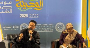 الباحث عبد الحكيم الطويل ، وإلى جانبه الشاعرة حنان محفوظ، وأمامهما خلفية لفعاليات "صيف المدينة 2026"