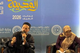 الباحث عبد الحكيم الطويل ، وإلى جانبه الشاعرة حنان محفوظ، وأمامهما خلفية لفعاليات "صيف المدينة 2026"