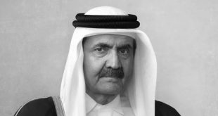 بورتيريه رسمي ملون باللونين الأبيض والأسود لأمير قطر السابق الشيخ حمد بن خليفة آل ثاني،