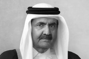 بورتيريه رسمي ملون باللونين الأبيض والأسود لأمير قطر السابق الشيخ حمد بن خليفة آل ثاني،