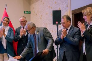 اعتماد الإطار الاستراتيجي للمناخ في ليبيا خلال مراسم رسمية بحضور مسؤولين وممثلي الأمم المتحدة. مصدر الصورة موقع برنامج الأمم المتحدة الإنمائي تصوير : مالك المغربي