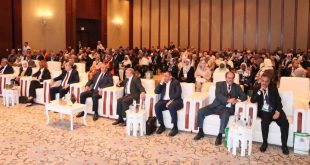 قاعة مؤتمرات تضم عشرات المشاركين الجالسين على مقاعدهم خلال فعالية رسمية، مع جلوس عدد من المسؤولين في الصفوف الأمامية.