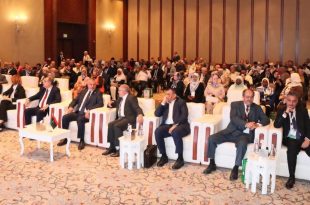 قاعة مؤتمرات تضم عشرات المشاركين الجالسين على مقاعدهم خلال فعالية رسمية، مع جلوس عدد من المسؤولين في الصفوف الأمامية.