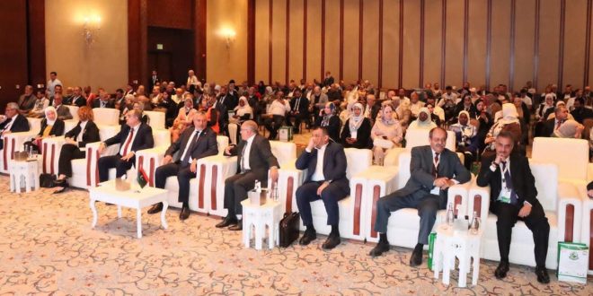 قاعة مؤتمرات تضم عشرات المشاركين الجالسين على مقاعدهم خلال فعالية رسمية، مع جلوس عدد من المسؤولين في الصفوف الأمامية.