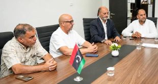 رئيس لجنة إدارة جهاز الإمداد الطبي ومدير عام مستشفى طرابلس الجامعي خلال اجتماع لمناقشة انقطاعات خدمات التصوير الطبي والطب النووي واحتياجات الصيانة والتشغيل.